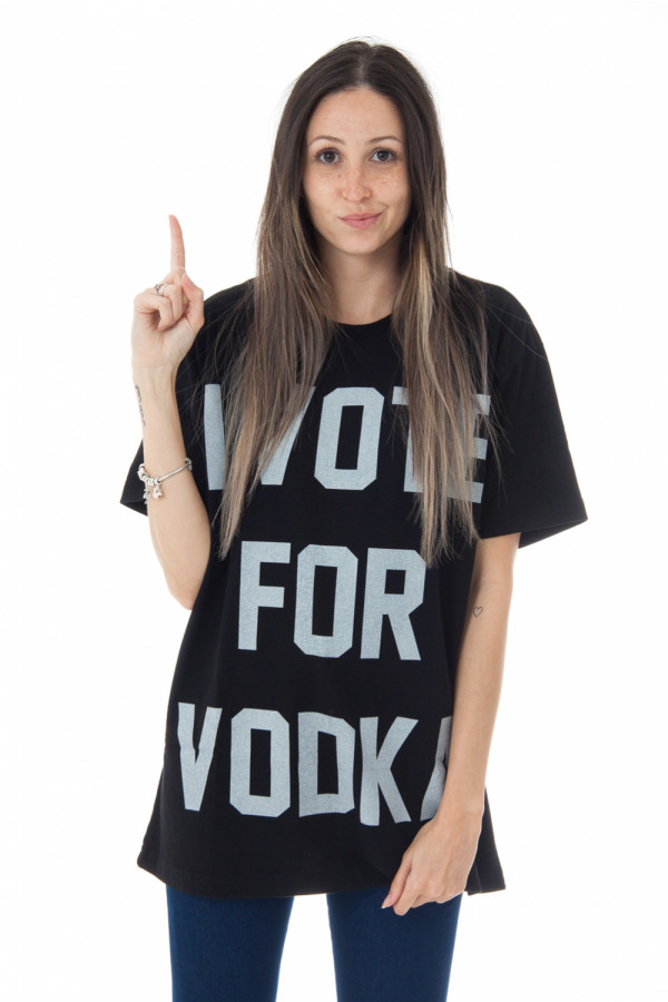 Camiseta Korova I Vote for Vodka Preta